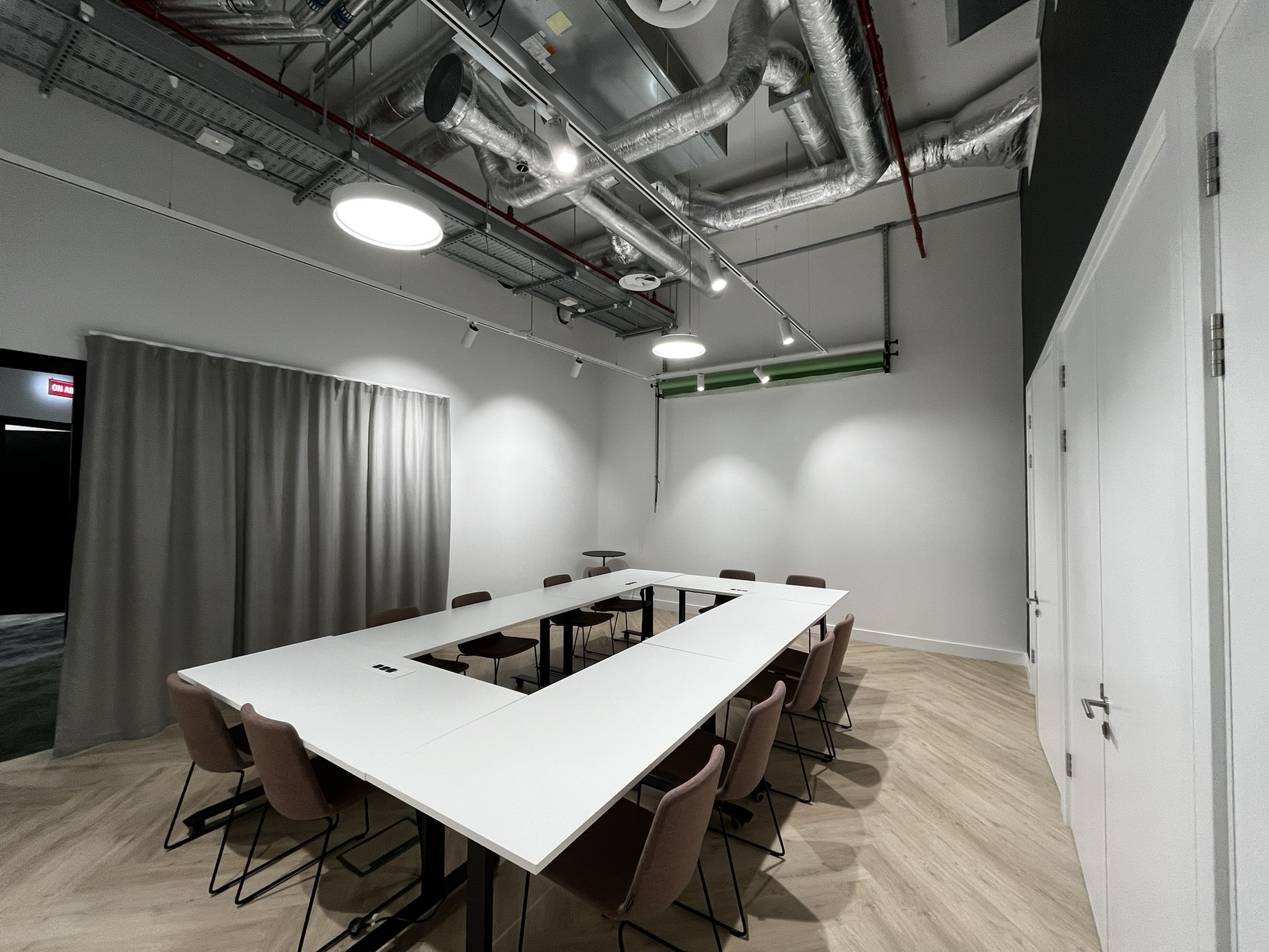 Medium meeting room